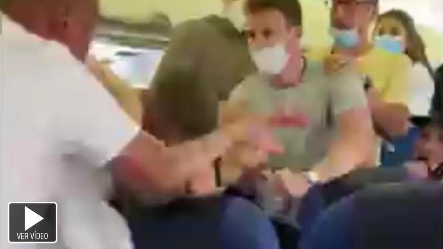 Pelea en un vuelo de Ámsterdam a Ibiza por negarse a usar la mascarilla.