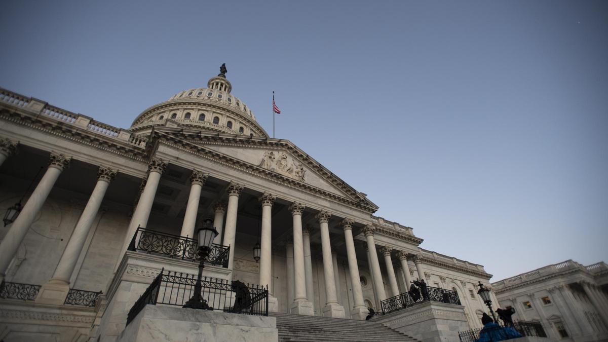 Dos agentes de policía son arrollados por un vehículo en el Capitolio