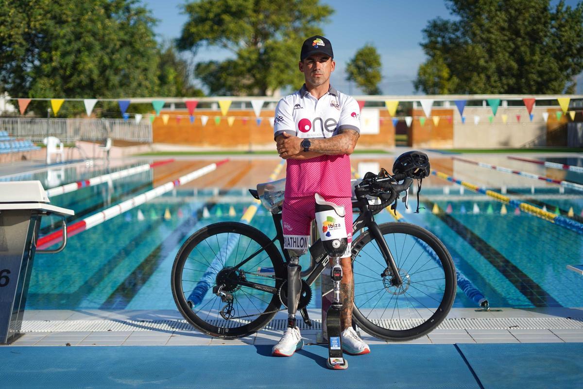 El triatleta Javier Vergara ante su bicicleta y la piscina de es Raspallar.