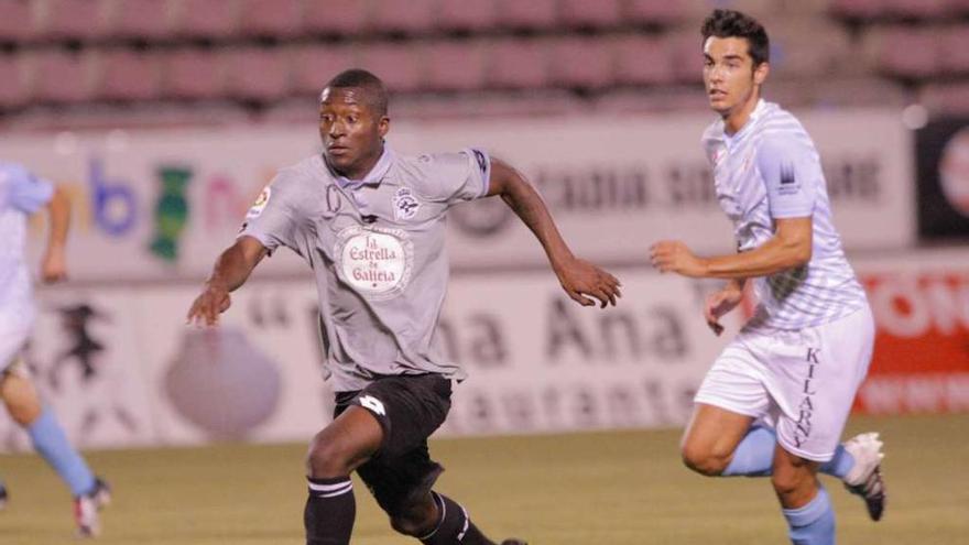 Marlos Moreno corre para controlar el balón perseguido por un jugador del Compostela, ayer en San Lázaro.