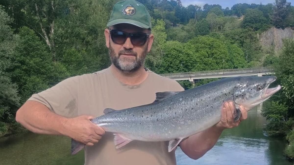 El campanu pescado en el puente de Villanueva, en Cangas de Onís.