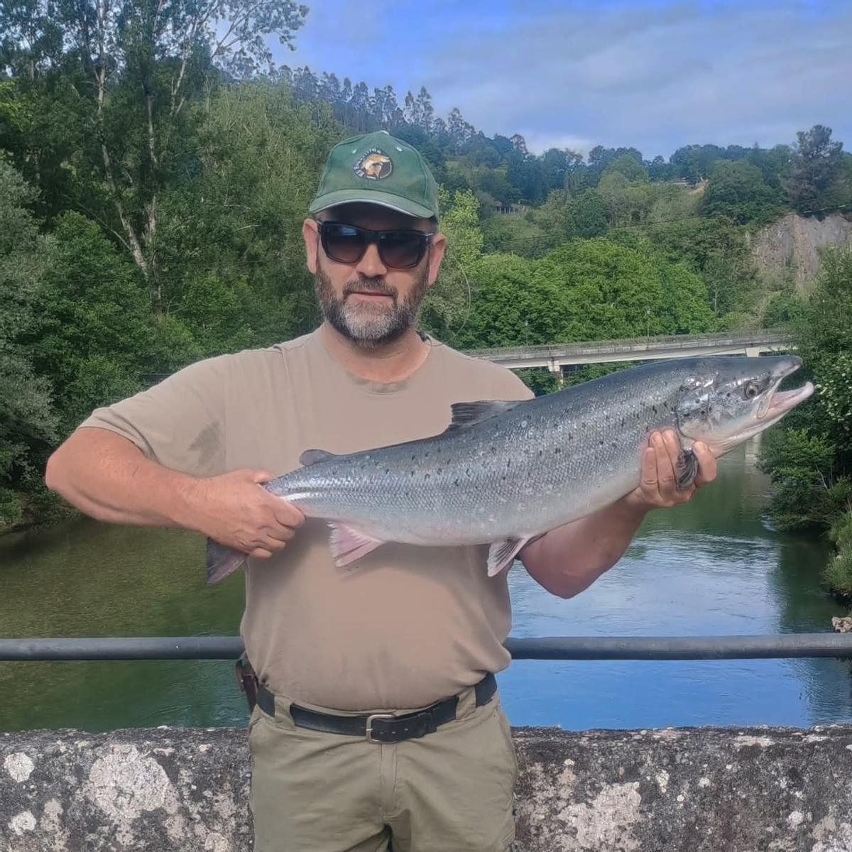 El campanu pescado en el puente de Villanueva, en Cangas de Onís.