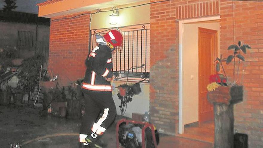 Susto al arder un sillón en una vivienda de tales