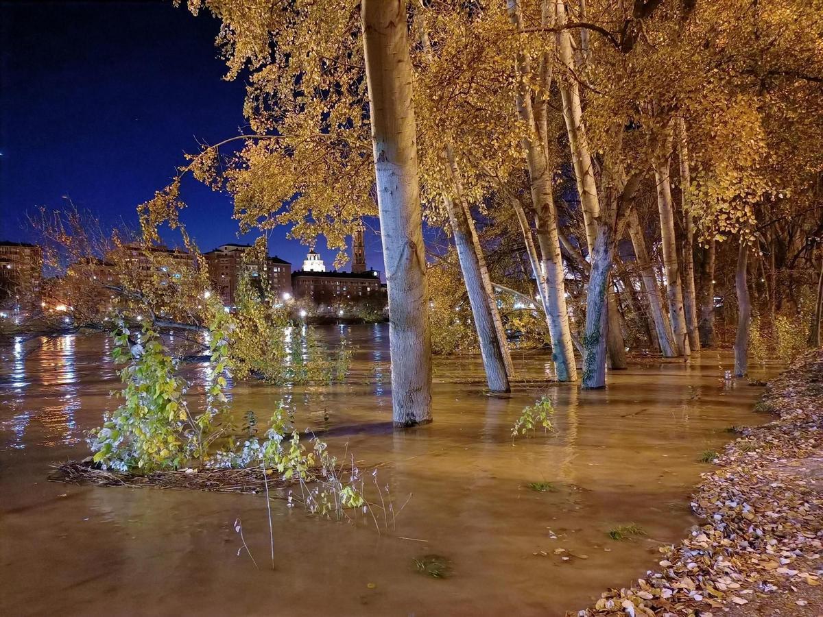 Aragón se prepara para lo peor por la crecida del Ebro