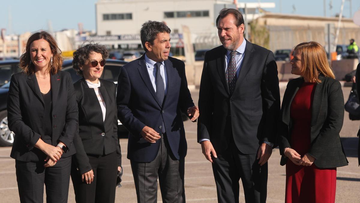 El ministro Puente, junto a María José Catalá, Mar Chao, Carlos Mazón y Pilar Bernabé, durante su visita en el Puerto de Valencia.