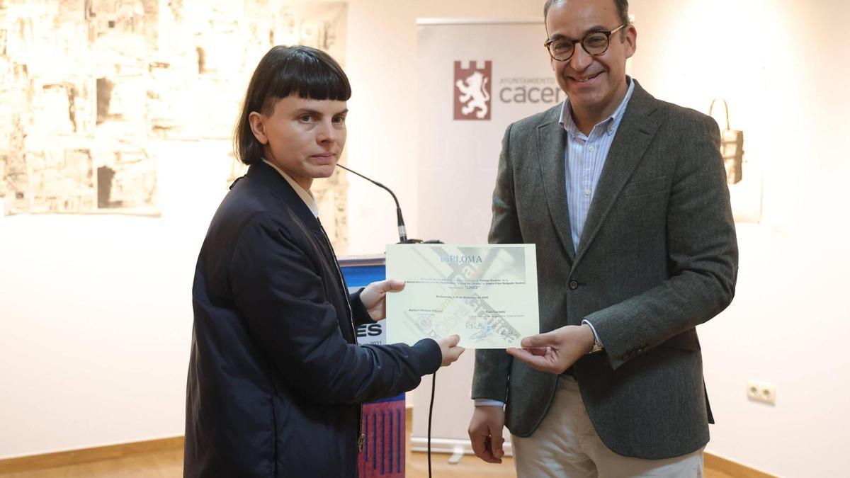 Laura Pilar Delgado, ganadora del certamen, con el alcalde de Cáceres, Rafa Mateos.