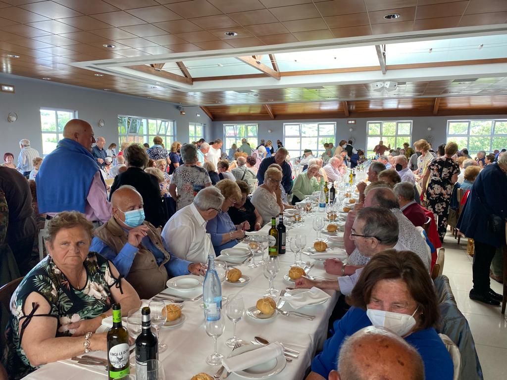 Multitudinaria cita de los jubilados de Llanera: más de 400 personas se reúnen en el regreso de la tradicional comida por San Isidro