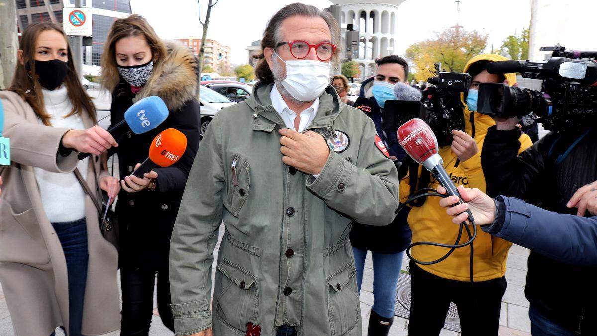 Pepe Navarro. rodeado de periodistas a la salida de los juzgados