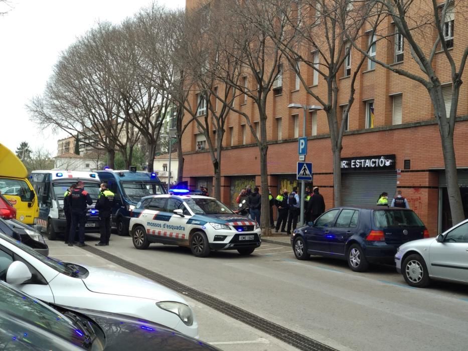 Desplegament de mossos al parc Central de Girona.