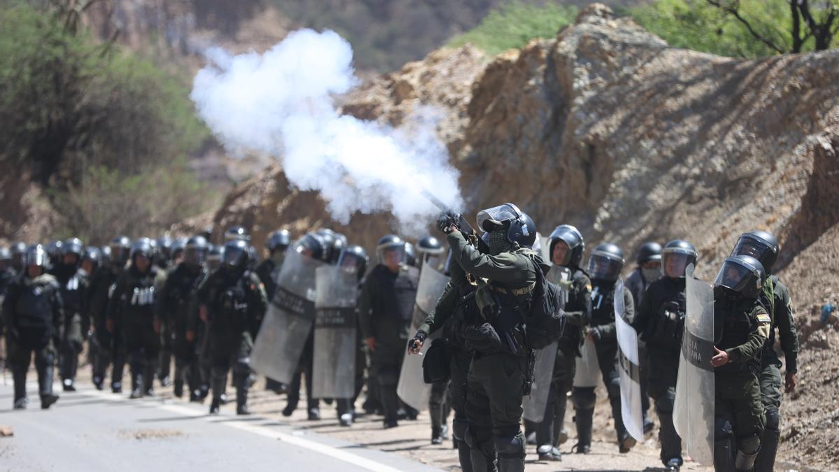 Policías y militares bolivianos desbloquean carreteras tomadas por 'evistas' en Cochabamba
