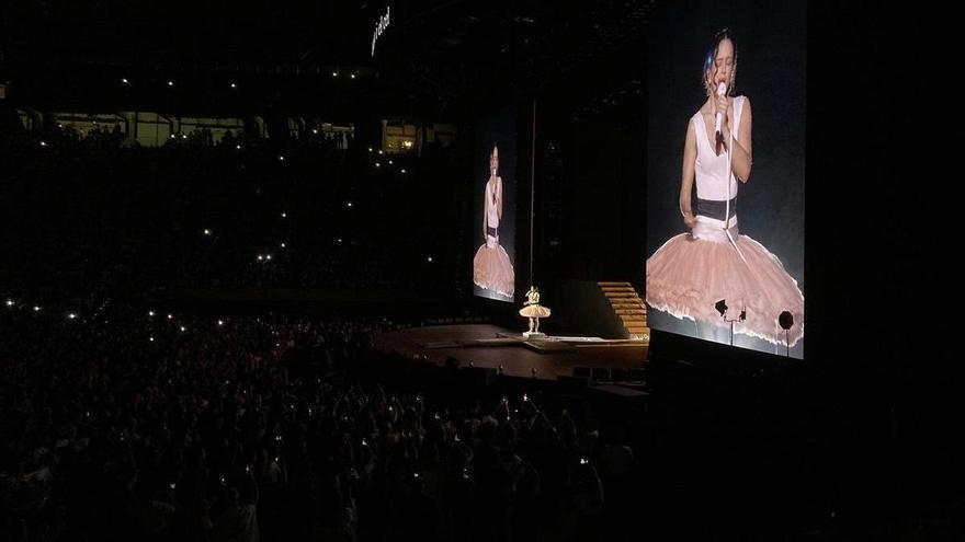Rosalía sube al cielo de la “Barcelona poderosa” en el cierre de su monumental regreso a casa