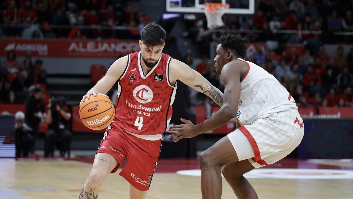 Santi Yusta intenta avanzar ante la defensa de Sagnia en el partido de la primera vuelta.