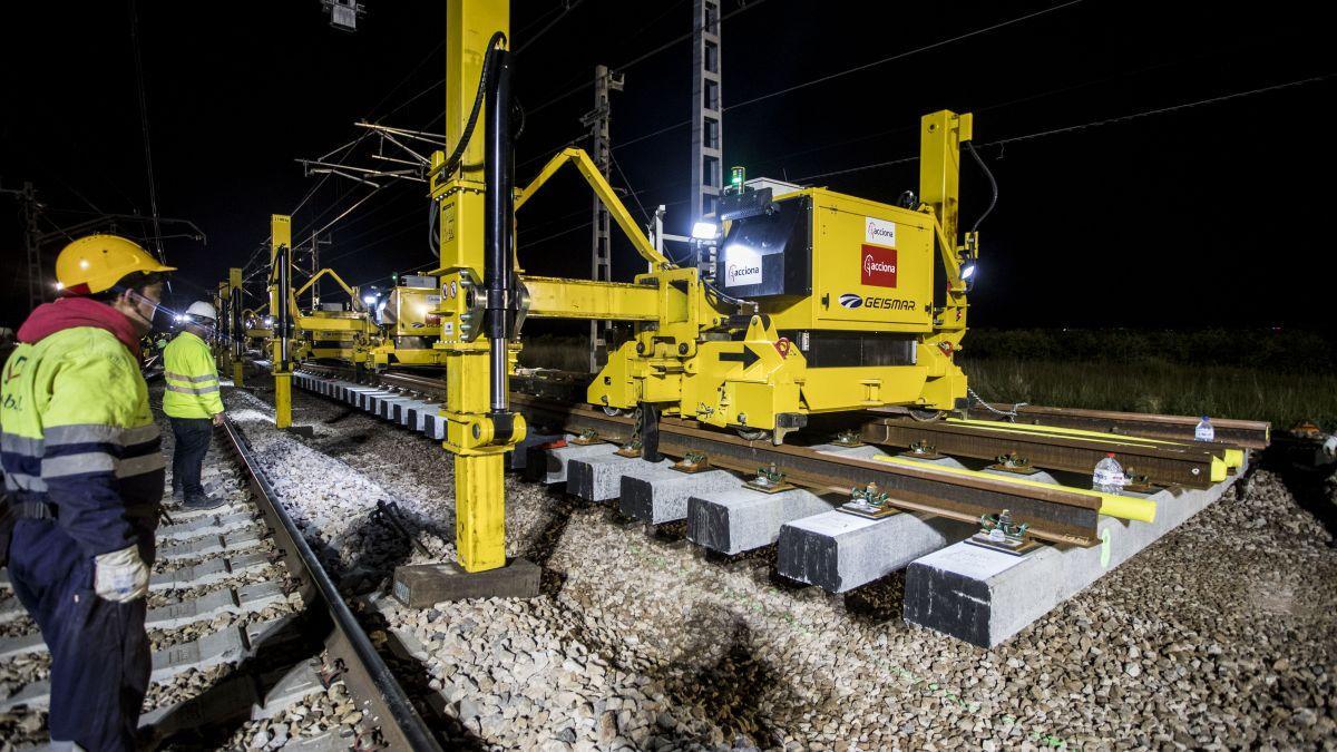 Obras del tercer carril de la vía en la estación de Burriana, en el tramo de Valencia-Castelló.