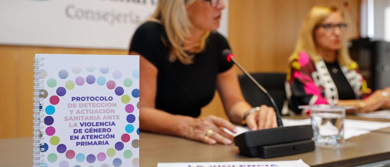 La consejera de Sanidad, Esther Monzón, y la directora de programas asistencias del SCS, Antonia Maria Pérez, presentan la actuación del protocolo de Atención Primaria a víctimas de violencia machista.