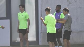 Bakambu regresa a los entrenamientos del Betis en la visita de Zidane a su hijo Elyaz