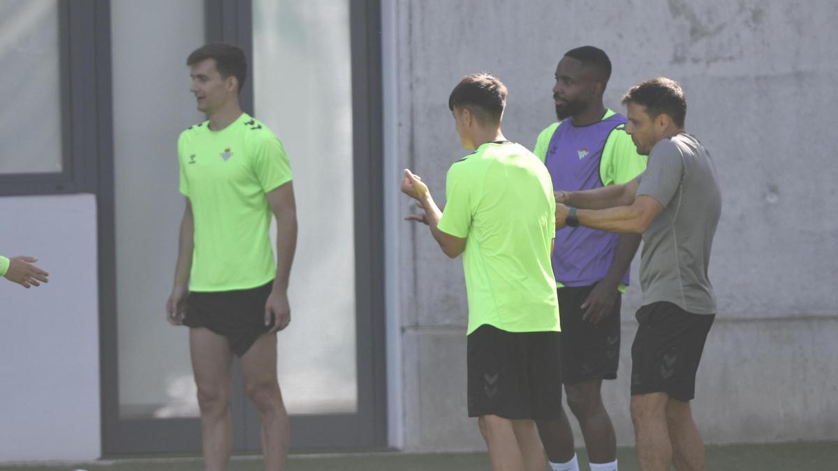 Cédric Bakambu regresa a los entrenamientos del Real Betis cinco meses después