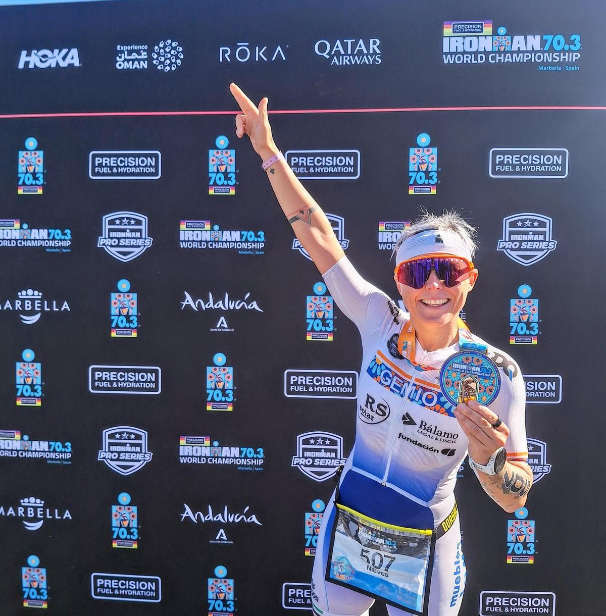 Nieves Gemio, feliz tras cruzar la meta en Marbella.