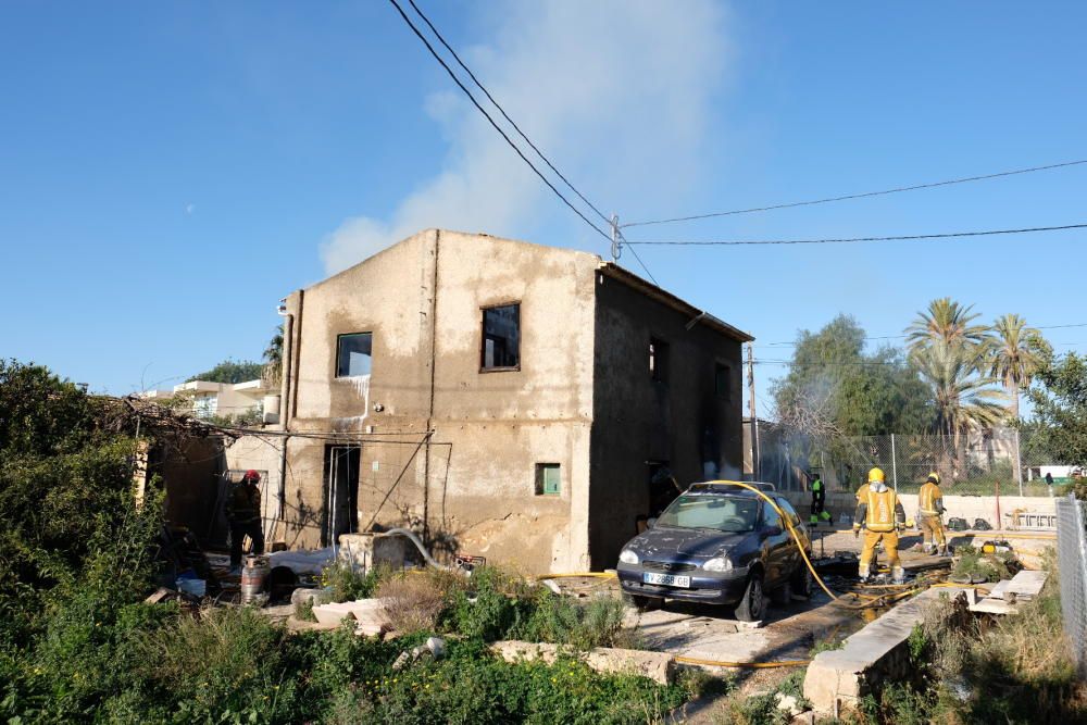 Un aparatoso incendio calcina una casa de campo en Sant Joan