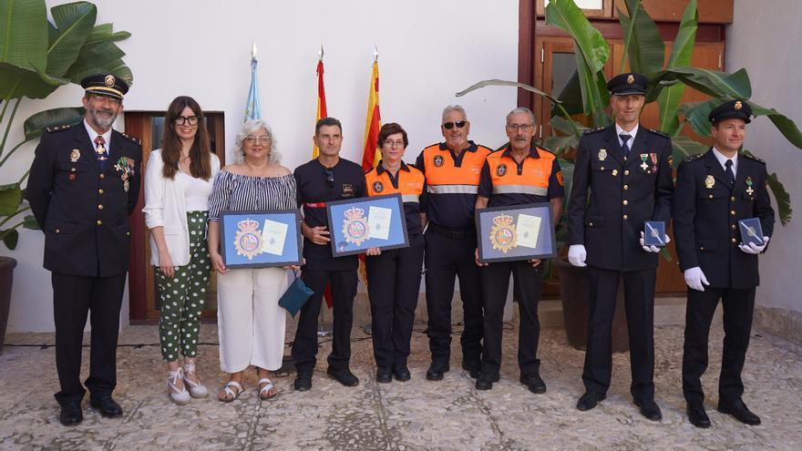 La Policía Nacional galardona al departamento de Igualdad de Ontinyent durante la festividad de su patrón