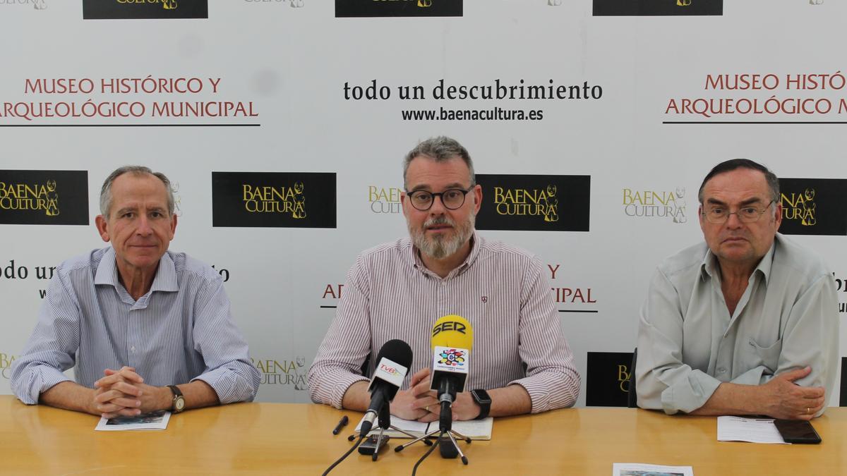 Ricardo Córdoba, Javier Vacas y José Antonio Morena presentan el curso sobre producción de vidrio en Torreparedones.