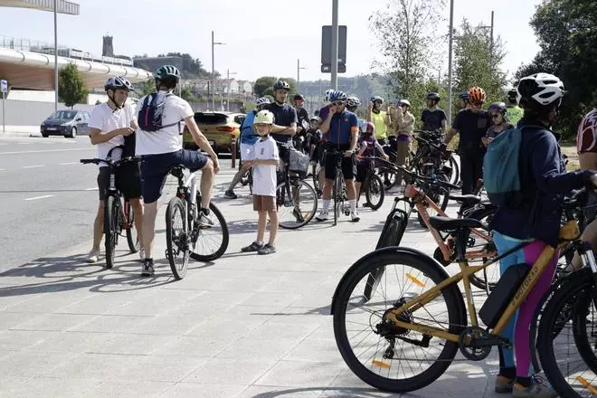 Una marcha ciclista reclama cambios en la movilidad de Santiago: "Pedimos que se pense tamén nas bicicletas e nos peóns"