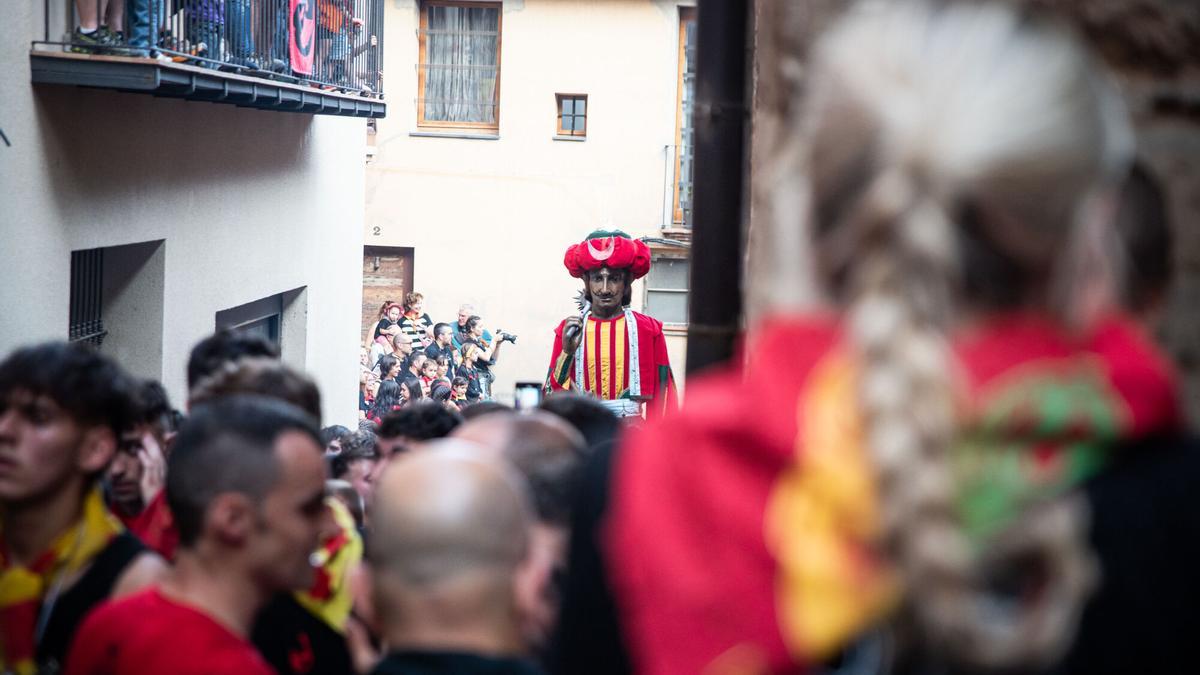El Gegant Vell, en el decurs del Passacarrers de dimecres del 2025