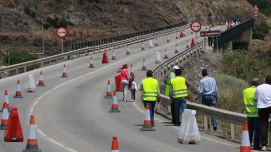 La carretera A-343R tendrá pronto un paso peatonal para que los vecinos puedan ir de una barriada a otra con más seguridad.
