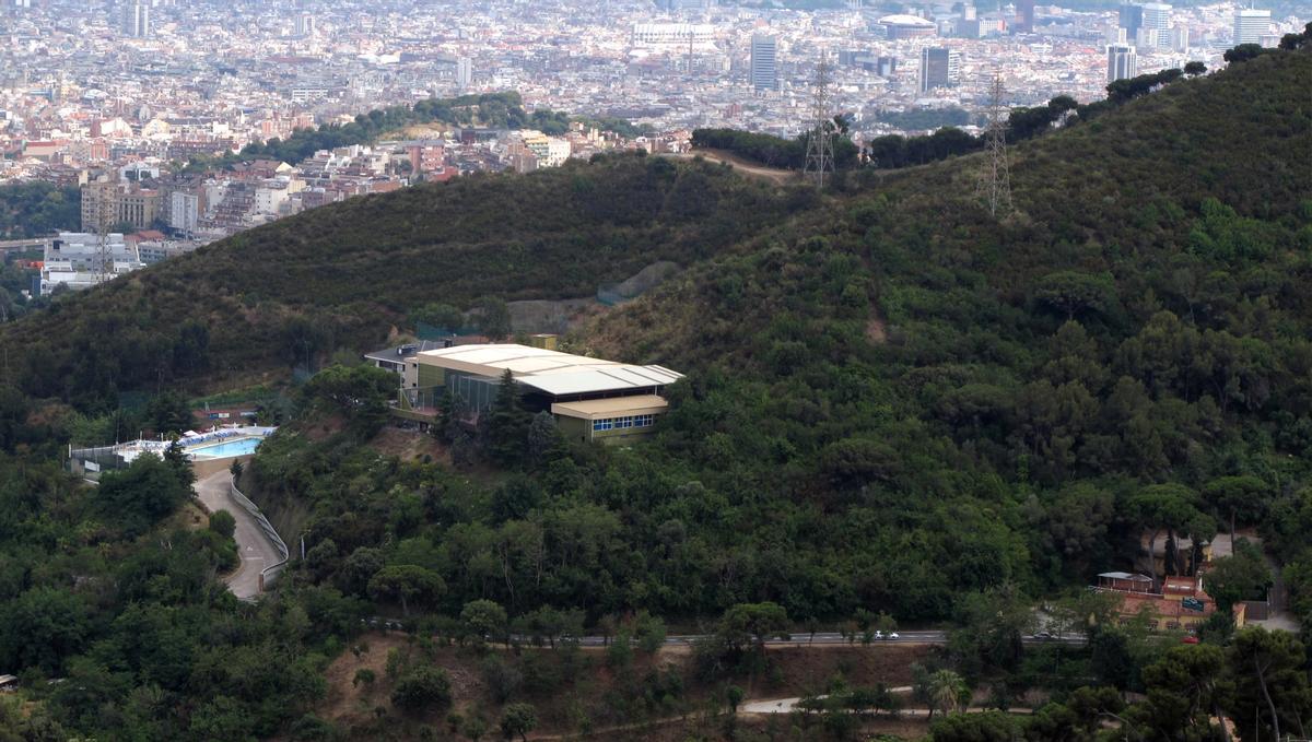 El club de tenis Vall Parc. Y encima, el punto en el que muere las Aigües en su versión Sarrià-Sant Gervasi. Debajo, la Arrabassada que se sortearía en ese punto con una pasarela