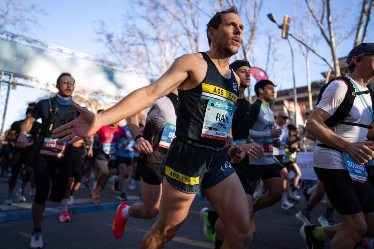 Un corredor, animando a los espectadores.