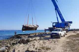 Retirado el velero que la dana de 2024 lanzó hasta la costa de sa Sequi, en Formentera