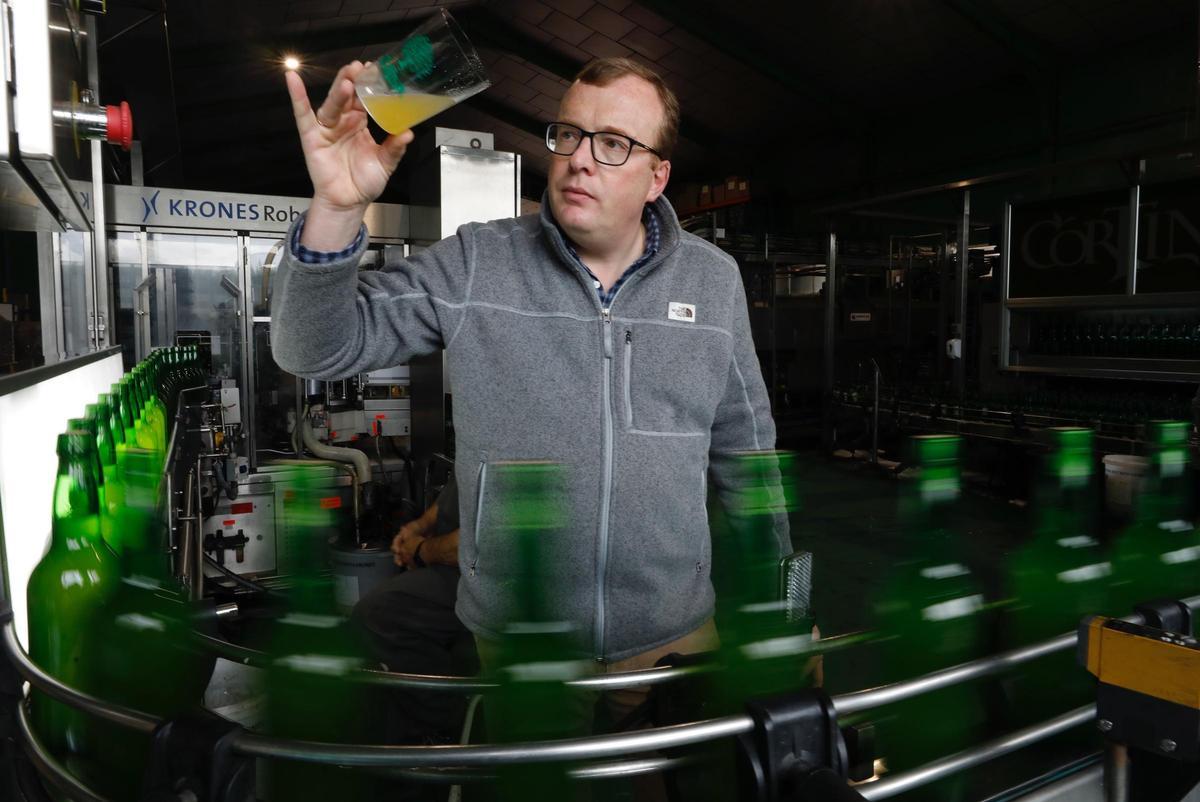 TINO CORTINA OBSERVANDO UN CULETE