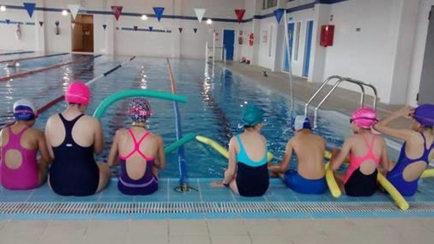 Un grupo de escolares en la piscina climatizada.