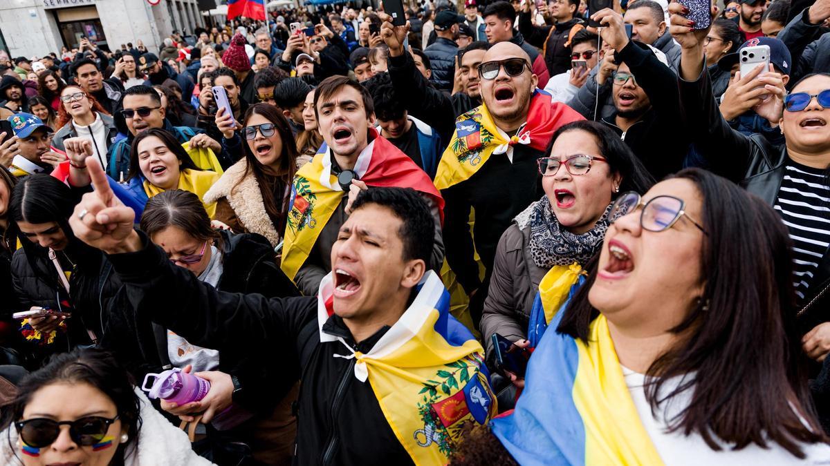 Cientos de venezolanos se concentran en la Puerta del Sol de Madrid para celebrar "caída" de Maduro
