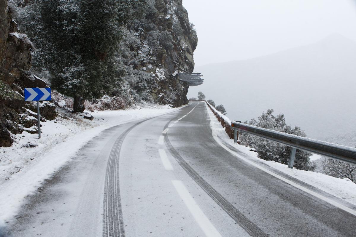  Nieve en la carretera BV5301 en direccion a Collformic