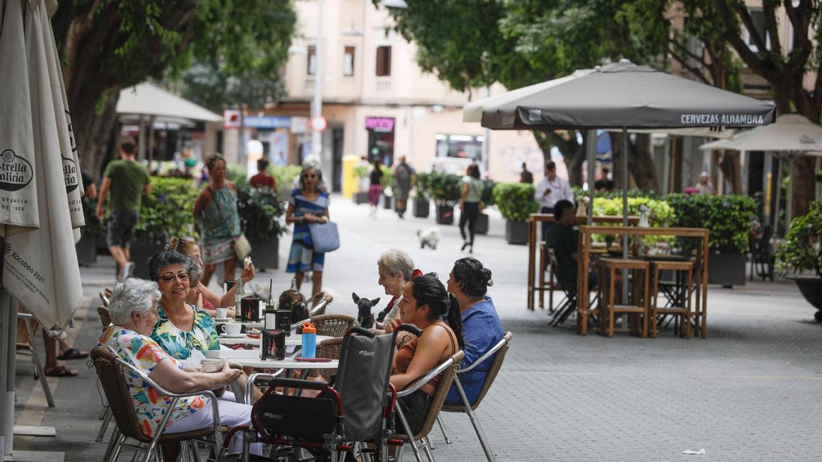 Mujeres conversan en una terraza de la calle blanquerna en Palma.