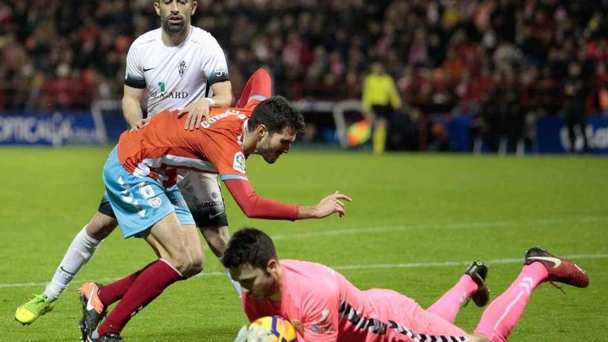 Jjuan Carlos bloca un balón ante su compañero Bernardo y ante Santos.