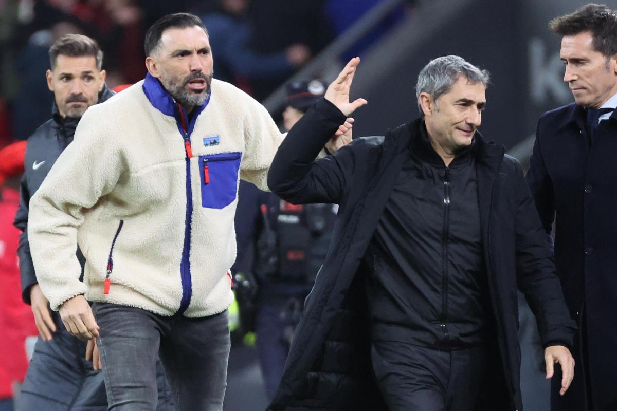 Sarabia y Valverde, en su rifirrafe al final del partido entre Elche y Athletic