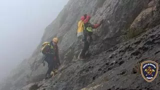Laborioso rescate de cinco excursionistas entre la niebla atrapados en la cumbre del Penya de Migdia
