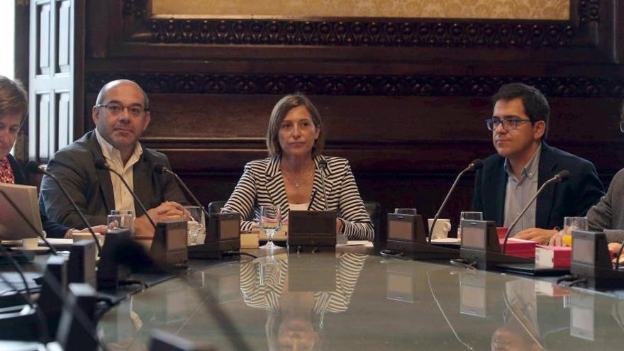 Carme Forcadell presideix la Mesa del Parlament reunida ahir per acordar l&#039;ordre del dia del pròxim ple.