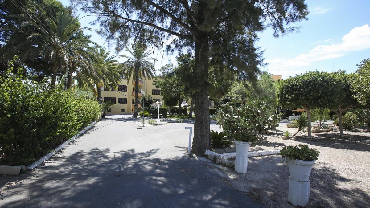 Imagen de la zona ajardinada de la residencia, ubicada en Sant Joan.