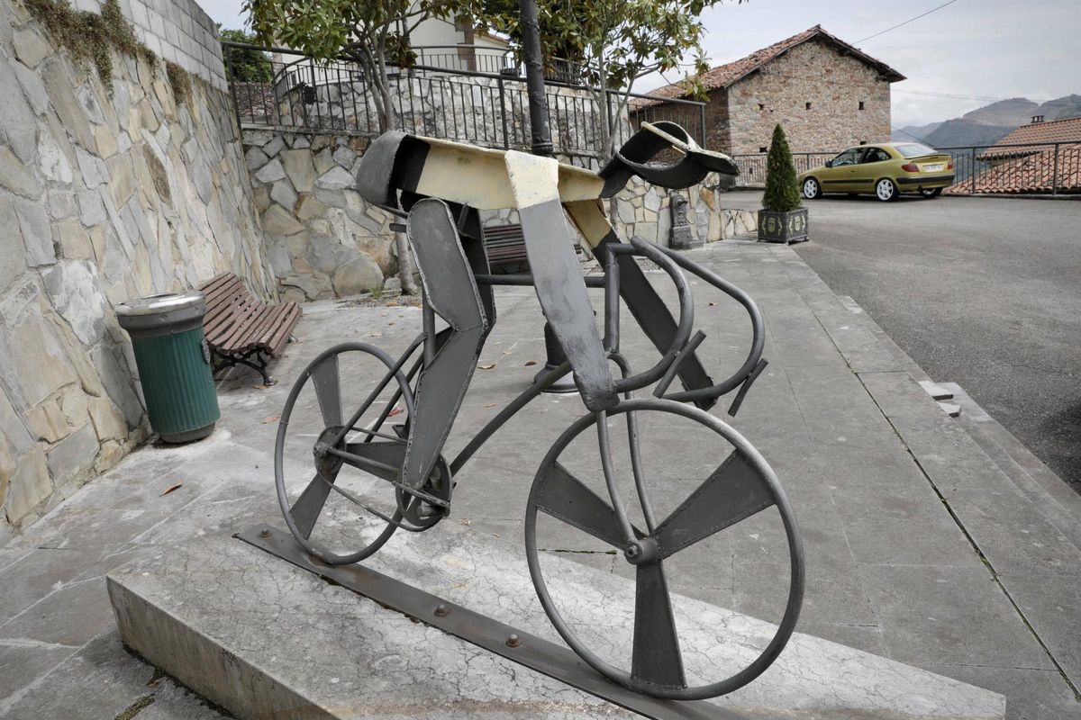 La estatua en honor de Marino Lejarreta en Manzaneda.