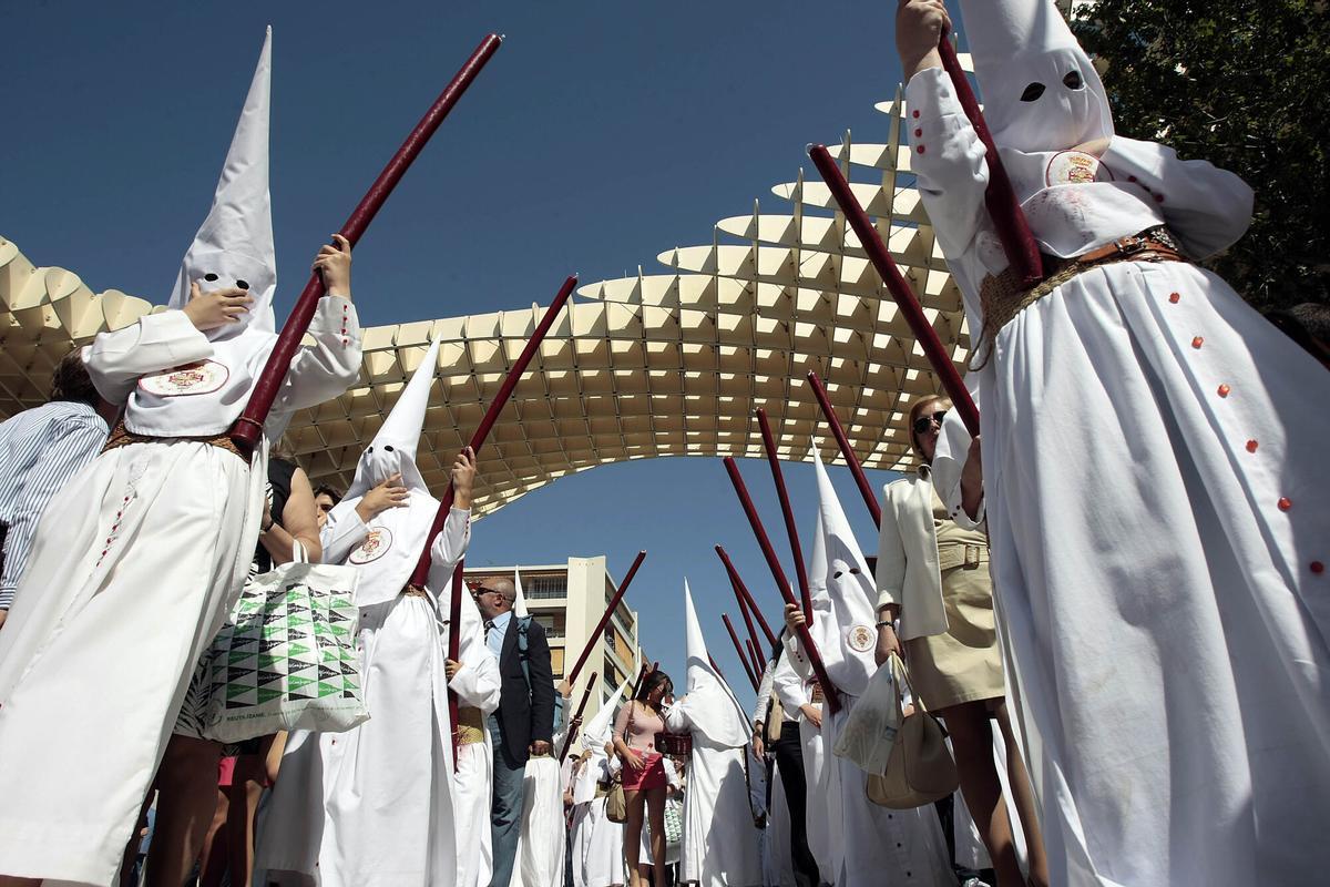La hermandad de La Cena bajo Las Setas de la Plaza de la Encarnación