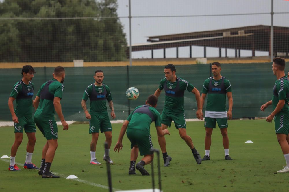 Se trata de su primer entrenamiento en este complejo deportivo para preparar el partido de mañana (22.00) en el Martínez Valero frente al Real Zaragoza.