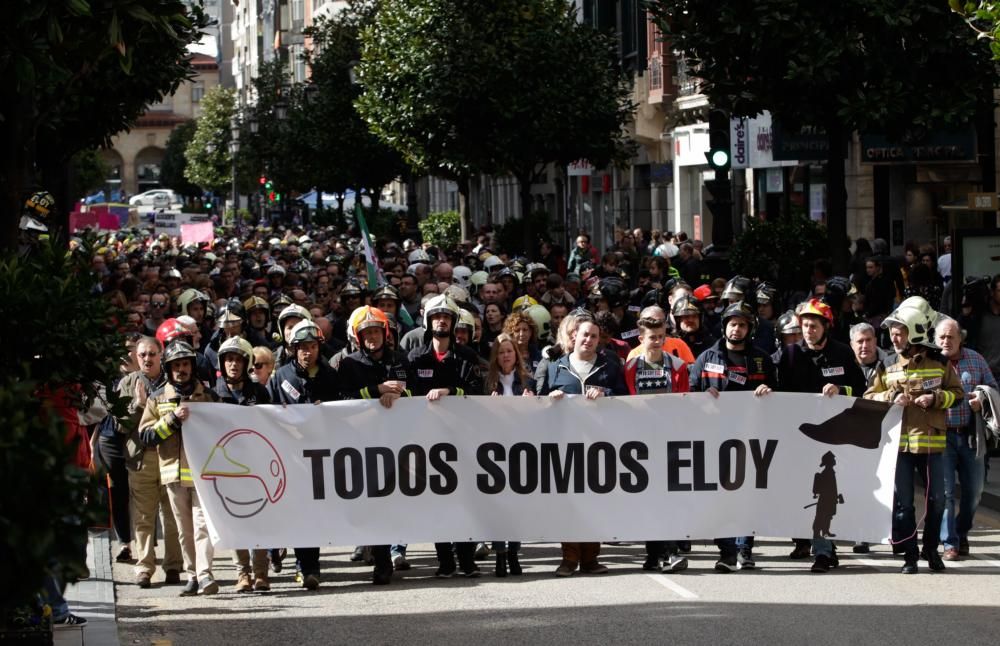 Manifestación de bomberos de toda España en Oviedo por Eloy Palacio