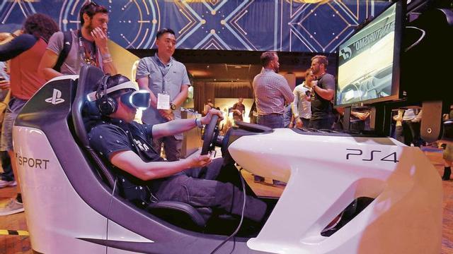 Un aficionado juega en una de las máquinas de videojuegos de Sony en una feria.