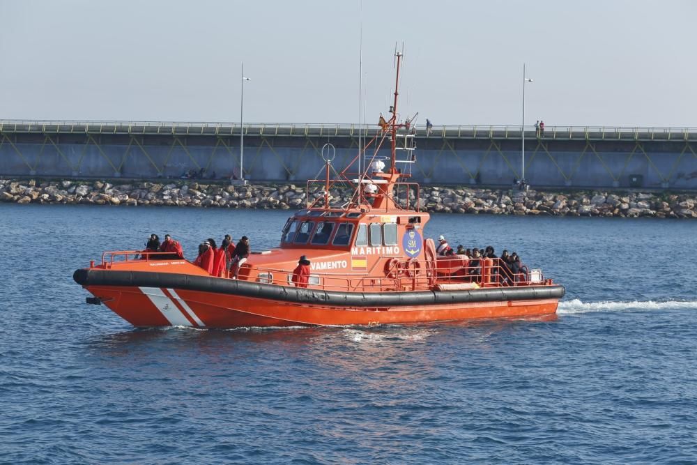 Guardia Civil, Cruz Roja y Salvamento Marítimo han puesto en marcha el protocolo para recepcionar a 24 personas rescatadas en el mar y que ocupaban una patera. 20 hombres y cuatro mujeres