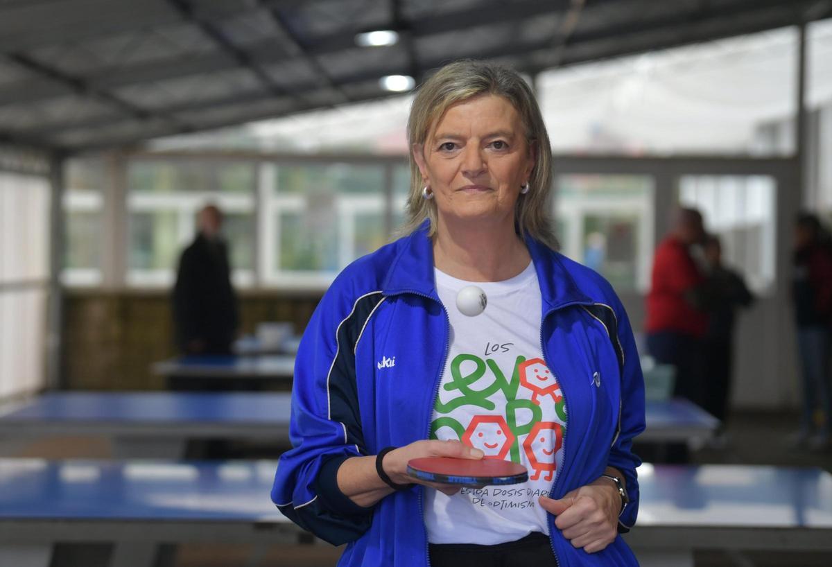 Kuka Garcia, con una pala de tenis de mesa, en el Sporting Club Casino de A Zapateira.