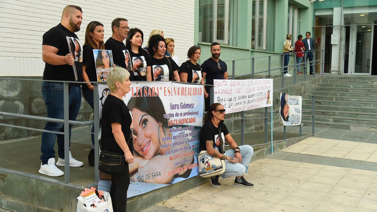 Allegados de Sara Gómez, muerta tras una lipoescultura, este miércoles en la puerta de los juzgados de Cartagena.