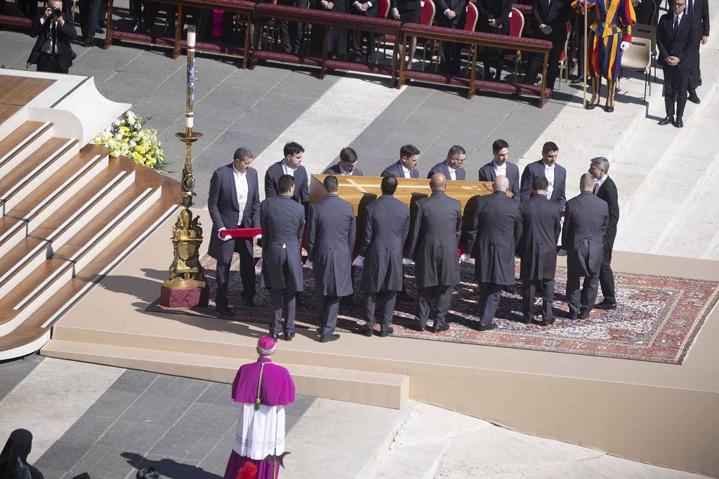 El funeral del papa Francisco en la Plaza de San Pedro del Vaticano, en imágenes