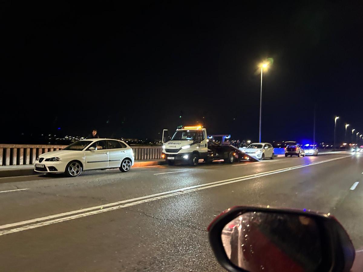 Tres coches se vieron implicados en un accidente de tráfico en el puente de la Universidad de Badajoz.